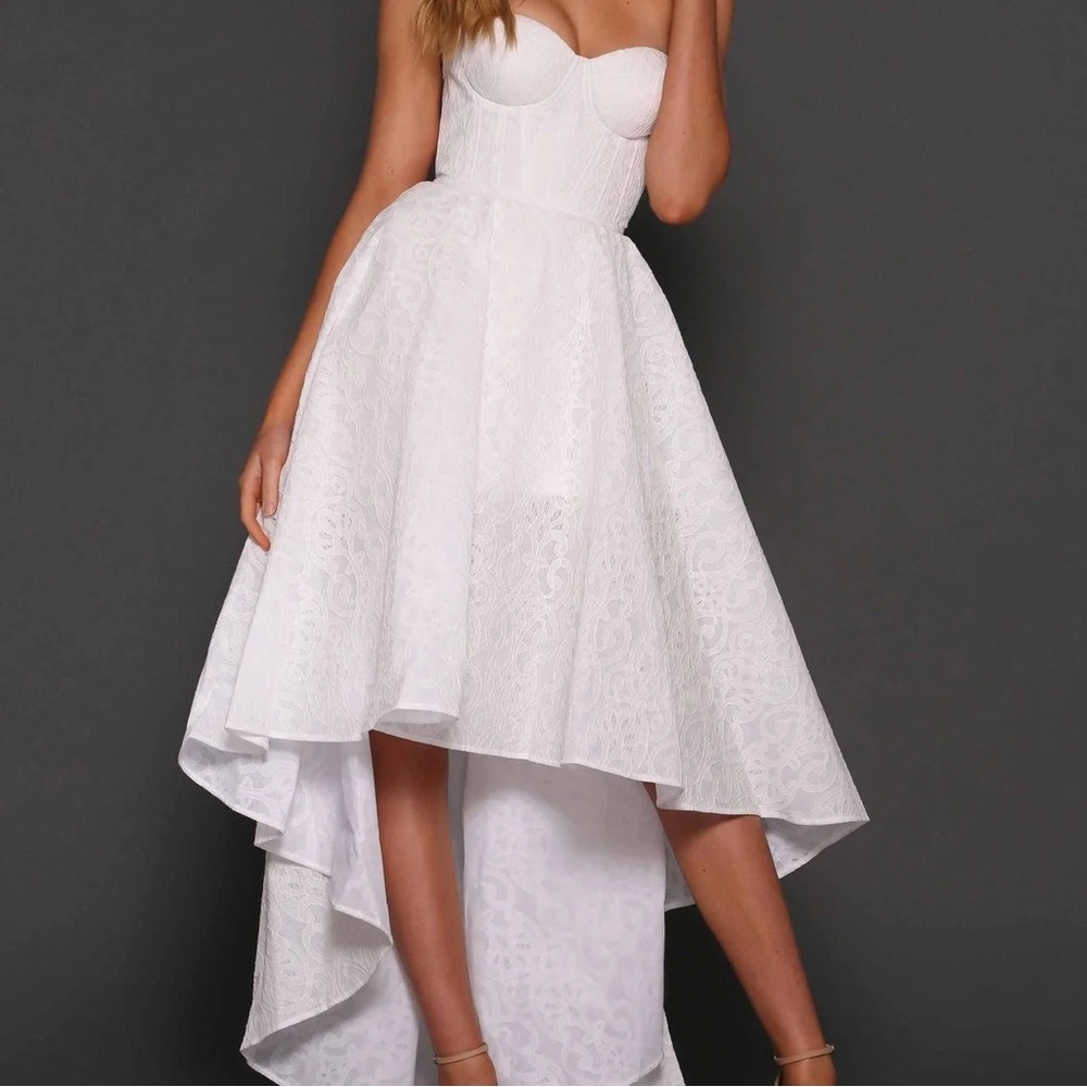 Elegant White Strapless Dress